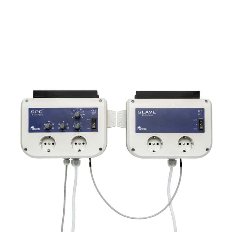 Stroomsysteem bestaande uit twee controllers, SPC en SLAVE, met een maximum van 16 ampère. Gemaakt van hoogwaardig kunststof in een lichtgrijze en blauwe kleur. Het systeem is ontworpen voor gebruik in tuin- en aquacultuurtoepassingen, met aangesloten stroomvoorzieningen voor verschillende apparaten. Geschikt voor zowel binnen- als buitentoepassingen. Voorzien van aanpassingsknoppen voor eenvoudige controle van de stroomverdeling. Duurzaam en efficiënt voor energiebeheer.