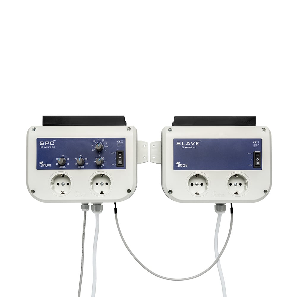 Stroomsysteem bestaande uit twee controllers, SPC en SLAVE, met een maximum van 16 ampère. Gemaakt van hoogwaardig kunststof in een lichtgrijze en blauwe kleur. Het systeem is ontworpen voor gebruik in tuin- en aquacultuurtoepassingen, met aangesloten stroomvoorzieningen voor verschillende apparaten. Geschikt voor zowel binnen- als buitentoepassingen. Voorzien van aanpassingsknoppen voor eenvoudige controle van de stroomverdeling. Duurzaam en efficiënt voor energiebeheer.
