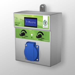 CO2-controller T-Micro, vervaardigd van duurzaam kunststof in een grijze kleur. Voorzien van een gebruiksvriendelijk digitaal display en instelknoppen voor het regelen van CO2-niveaus tot 2000 ppm. Inclusief blauwe aansluiting voor externe apparatuur. Ontwikkeld voor precisiebewaking van CO2-omstandigheden in kassen of gecontroleerde groeiomgevingen, met een hysterese-instelling voor optimale prestaties en eenvoudige installatie. Minimale impact op het milieu door energie-efficiënt ontwerp.