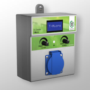 CO₂-controller T-Micro met een digitaal display en instelknoppen voor setpoint en hysterese. De controller is ontworpen voor het nauwkeurig meten en regelen van kooldioxide-niveaus in kweekomgevingen. Gemaakt van duurzame materialen met een metalen behuizing in een grijze kleur. Inclusief een blauwe aansluiting voor het aansluiten van apparatuur. Geschikt voor professioneel gebruik in de tuinbouwsector, met een focus op milieuvriendelijke groeiomstandigheden. Afmetingen en specificaties zijn geoptimaliseerd voor draagbaarheid en gebruiksgemak.