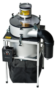 Trimpro Automatik, een professionele trimmer en droger, vervaardigd uit duurzaam aluminium en staal. Het apparaat is uitgerust met een grote, transparante bovenkap en een krachtige luchtkanalering. De trimmer heeft een geavanceerde snelheidsregelaar aan de onderzijde, en is ontworpen voor gebruik in de tuinbouwsector. Met een modern en efficiënt ontwerp zorgt deze trimmer voor optimale verwerkingscapaciteit van gewassen. Geschikt voor diverse soorten plantmaterialen, biedt het ook voordelen op het gebied van duurzaamheid en arbeidsefficiëntie.