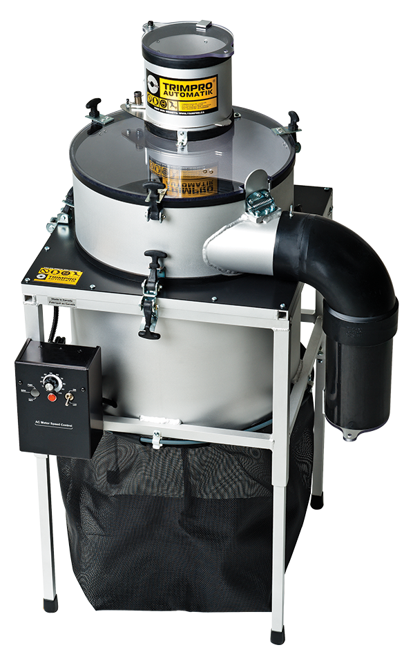 Trimpro Automatik, een professionele trimmer en droger, vervaardigd uit duurzaam aluminium en staal. Het apparaat is uitgerust met een grote, transparante bovenkap en een krachtige luchtkanalering. De trimmer heeft een geavanceerde snelheidsregelaar aan de onderzijde, en is ontworpen voor gebruik in de tuinbouwsector. Met een modern en efficiënt ontwerp zorgt deze trimmer voor optimale verwerkingscapaciteit van gewassen. Geschikt voor diverse soorten plantmaterialen, biedt het ook voordelen op het gebied van duurzaamheid en arbeidsefficiëntie.