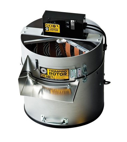 Trimpro Rotor, een professionele trimmachine voor het efficiënt trimmen van plantaardig materiaal. Gemaakt van duurzaam roestvrij staal wat zorgt voor een lange levensduur. De machine heeft een ronde vorm met een afmeting die geschikt is voor grote hoeveelheden. Uitgerust met een krachtige motor voor een efficiënte werking. Geschikt voor gebruik in de land- en tuinbouw, met milieuvriendelijke eigenschappen. Het ontwerp bevordert een schone en veilige werkomgeving door het minimaliseren van afval en het optimaliseren van de trimresultaten.
