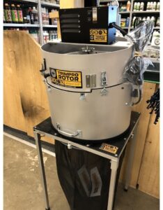 Trimpro Rotor, een professionele trimschaal, vervaardigd uit aluminium met een zilverachtige afwerking. Dit apparaat is ontworpen voor het efficiënt trimmen van planten en is voorzien van een krachtige motor voor optimale werking. Het heeft een verhoogd ontwerp met een stevige stand, wat de ergonomie verbetert en de hulpmiddelen toegankelijk maakt. De trimschaal is uitgerust met een opvangnet voor afgevallen bladeren of resten, wat zorgt voor een schone werkruimte. Dit product is geschikt voor zowel commerciële als huishoudelijke toepassingen en draagt bij aan een duurzame werkomgeving.