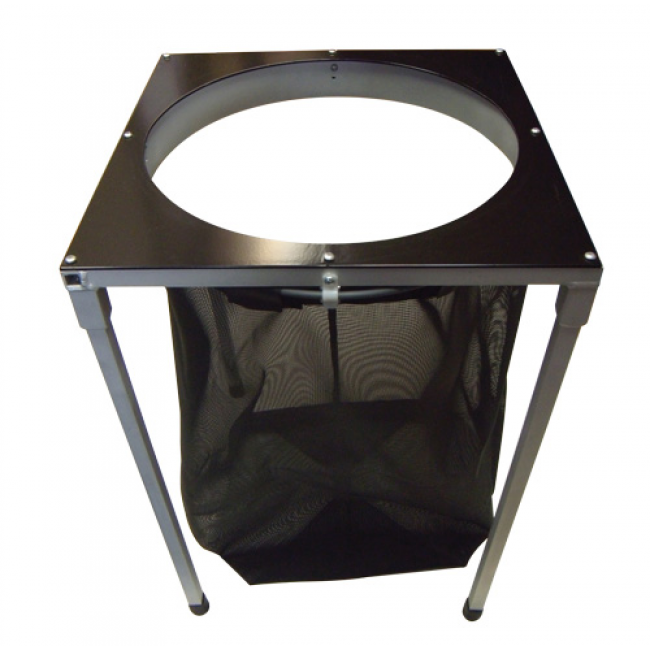 Rechthoekig afvalbakframe van metaal met een zwart bovenblad en een ronde opening. Het frame ondersteunt een zwarte netten zak die aan de onderzijde is bevestigd. Deze combinatie zorgt voor een efficiënte afvalverwerking. Het product is ontworpen voor gebruik in diverse omgevingen en is geschikt voor zowel binnen- als buitentoepassingen. Het gebruik van duurzame materialen draagt bij aan de milieuvriendelijkheid van dit product.