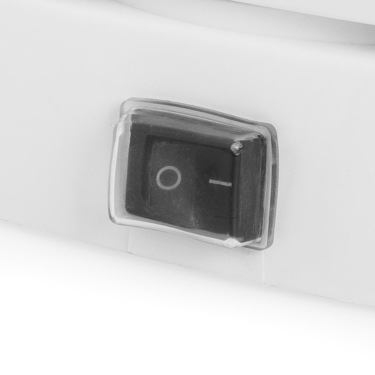 Wit meubel met een zwart aan-/uitschakelaar. De schakelaar heeft een duidelijk zichtbaar ontwerp met een cirkel voor 'aan' en een streep voor 'uit'. Dit component is geschikt voor gebruik met elektrische apparaten en biedt een eenvoudige bediening. Het ontwerp is praktisch en gebruiksvriendelijk, ideaal voor verschillende toepassingen in huis of werkruimtes.