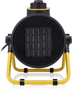 Mobiele elektrische heater met een zwart en geel ontwerp. De heater is ontworpen voor efficiënte verwarming en heeft een ronde, compacte vorm. Het apparaat is voorzien van een gaasfront en een instelbare thermostaat. Geschikt voor gebruik in woningen, garages of werkruimten. De krachtige verwarmingselementen zorgen voor een snelle opwarming van de omgeving. Dit product is gemaakt van duurzaam materiaal en kan helpen bij het verlagen van energiekosten door gerichte verwarming.