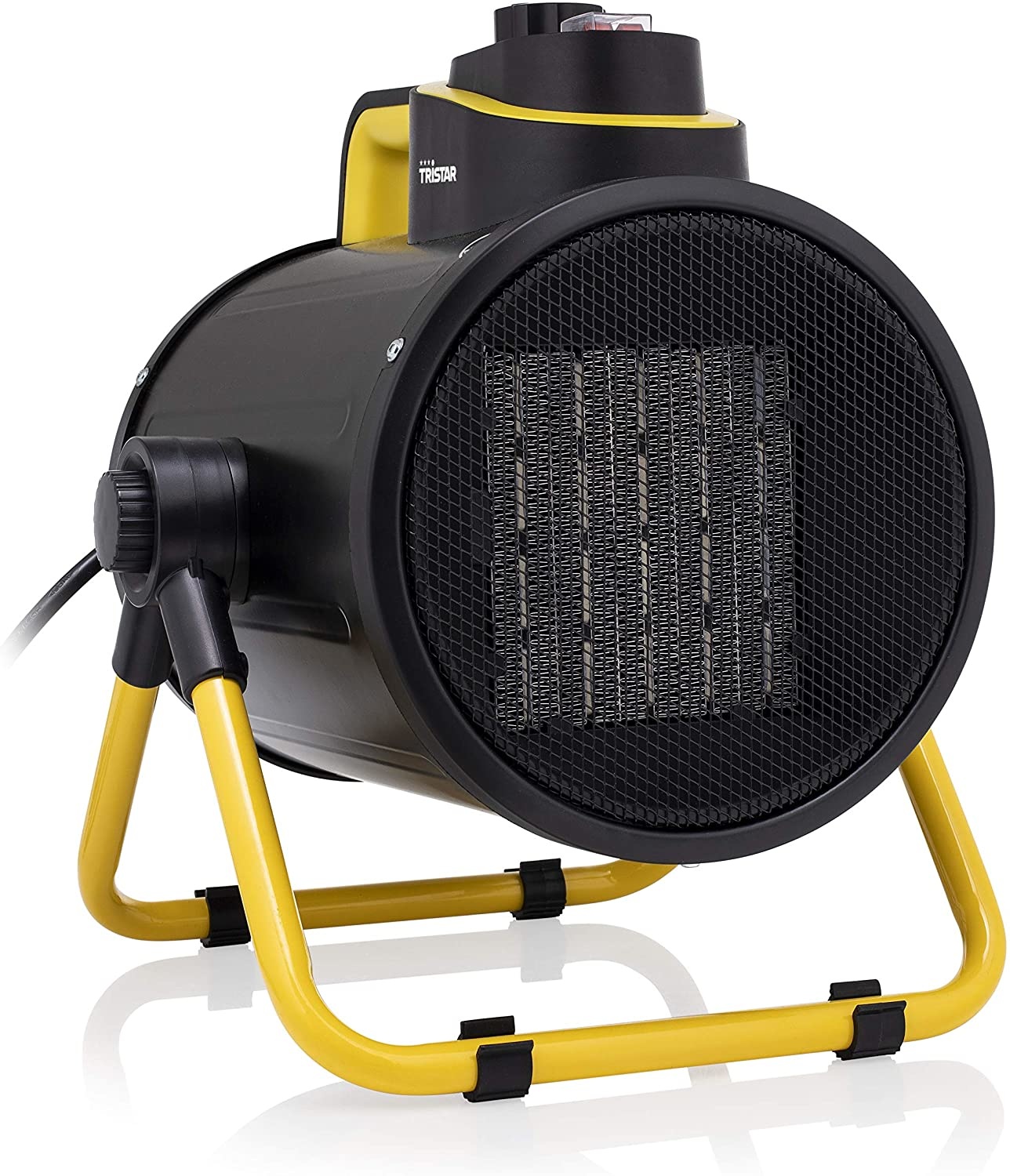Mobiele elektrische ventilatorkachel van Tristar, uitgevoerd in zwart en geel. De kachel heeft een ronde vorm met een stevige metalen behuizing en een geïntegreerd handvat voor eenvoudige verplaatsing. De draadconstructie aan de voorkant is gemaakt van speciaal gaas, dat de verwarmingskern beschermt. Dit product is geschikt voor gebruik in werkruimten, garages of bij buitenevenementen, en biedt een efficiënte oplossing voor verwarming. De kachel ondersteunt een energiezuinige werking en kan verschillende verwarmingseinstellungen aan.
