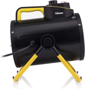 Elektrische ventilator van Tristar, gemaakt van zwart kunststof met gele accenten. Het apparaat heeft een stevige handgreep voor eenvoudig transport. De ventilator is ontworpen voor effectieve luchtcirculatie in verschillende ruimtes, met verstelbare standen voor optimale controle. Het compacte formaat maakt het geschikt voor zowel thuisgebruik als in werkruimtes. Dit product is efficiënt en draagt bij aan een comfortabele omgeving.