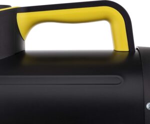 Zwart apparaat met een gele handgreep, ontworpen voor gebruik in diverse toepassingen. Gemaakt van duurzaam materiaal, biedt het een stevige grip en een moderne uitstraling. Geschikt voor zowel binnen- als buitengebruik, verhoogt het gebruiksgemak en functionaliteit. De robuuste constructie draagt bij aan de levensduur van het product, met aandacht voor milieuvriendelijke eigenschappen.