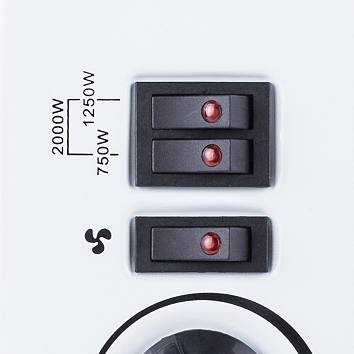 Regelpaneel van een elektrische heater met twee schakelaarknoppen en een temperatuurregelknop. De schakelaarknoppen zijn zwart met rode indicatorlampjes en geven een vermogen aan van 750 W, 1250 W en 2000 W. De temperatuurregelknop bevindt zich onder de schakelaars en heeft een cirkelvormige afbeelding. Het ontwerp is functioneel en geschikt voor gebruik in verschillende omgevingen, zoals woningen of werkruimtes.