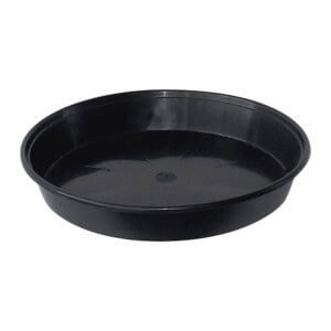 De Opvangbak rond is een zwarte, ronde, ondiepe plastic schotel (35 Ø x 5 cm) met een glad oppervlak, ideaal om onder bloempotten te plaatsen om overtollig water op te vangen.