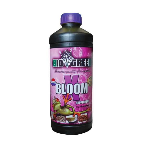 Biogreen X Bloom is een voedingssupplement voor planten, verpakt in een plastic fles van 1 liter. De fles heeft een herkenbare lichtroze en zwarte kleur met een opvallend label. Dit product is ontworpen om de bloei van planten te bevorderen en is geschikt voor gebruik in de biokweek. De inhoud bevat hoogwaardige ingrediënten die bijdragen aan de groei en ontwikkeling van planten. Het supplement is milieuvriendelijk en past in duurzame tuinbouwtoepassingen.