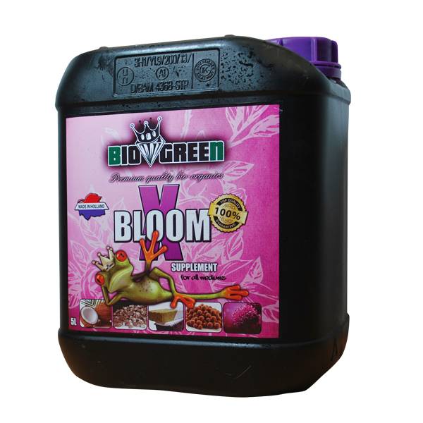 5 liter verpakking van BIOGREEN X BLOOM, een premium organisch supplement voor de bloeifase van planten. De verpakking heeft een opvallende roze kleur met een afbeelding van een kikker, wat de biologische oorsprong benadrukt. Dit product is ontworpen voor gebruik bij diverse plantensoorten en bevordert de ontwikkeling van bloesems. Het is 100% natuurlijk en geschikt voor zowel hobbytuinders als professionele telers die streven naar duurzame teeltmethoden.