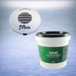 Een witte ronde luchtreiniger met het label ona Breeze is gemonteerd boven een grote witte en groene kuip met het label ona Apple Crumble Gel op een lichtblauwe achtergrond met kleurverloop.