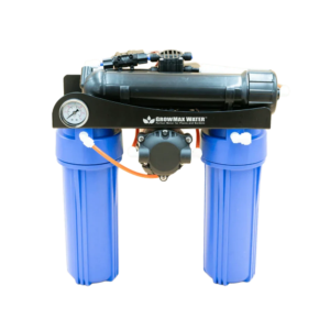 Een tweefasig waterfiltersysteem met twee grote blauwe filterbehuizingen en een zwarte bovenkant met de naam GrowMax Water, met een manometer en aangesloten slangen op een witte achtergrond.