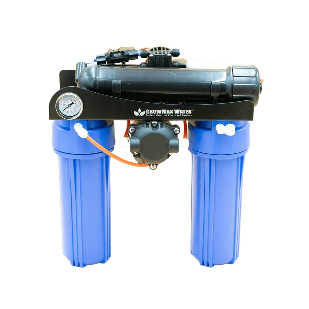 Een tweefasig waterfiltersysteem met twee grote blauwe filterbehuizingen en een zwarte bovenkant met de naam GrowMax Water, met een manometer en aangesloten slangen op een witte achtergrond.