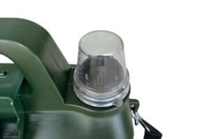 Groene tuinmachine met waarschuwingslicht en controlelampje voor veiligheid.