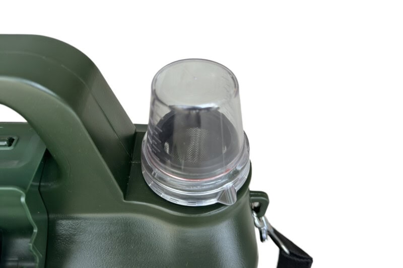 Groene tuinmachine met waarschuwingslicht en controlelampje voor veiligheid.