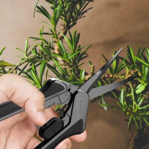 Handige tuinschaar voor het snoeien van groene planten en struiken.