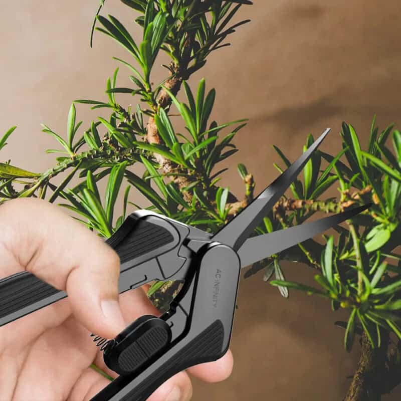 Handige tuinschaar voor het snoeien van groene planten en struiken.